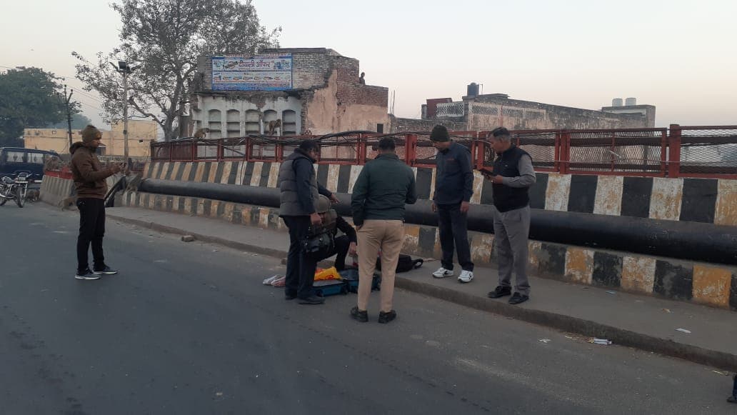 Agra News: जिला मुख्यालय के पास मिला लावारिस सूटकेस, मचा हड़कंप, मौके पर पहुंचा बम निरोधक दस्ता
