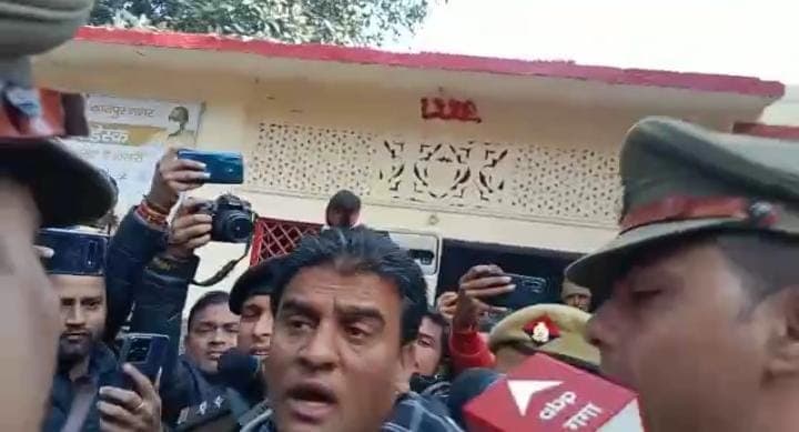 UP News: जेल से निकलते ही सपा विधायक इरफान सोलंकी की पुलिस से नोकझोंक, काफिले के साथ महराजगंज रवाना…
