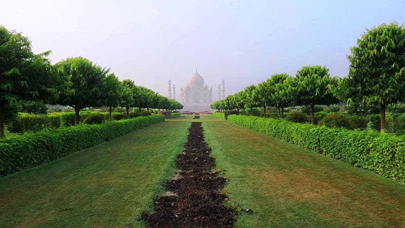 Agra News: पर्यटकों के लिए रात 10 बजे तक ताजमहल खोलने की मांग, सांसद एसपी सिंह बघेल ने रखा प्रस्ताव