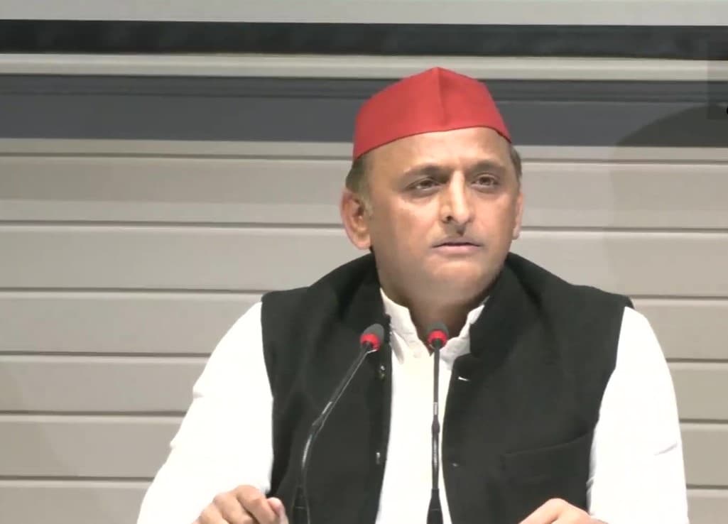 अखिलेश यादव – इन्वेस्टर्स समिट चुनाव की तैयारी,सोशल मीडिया टीम बदलने की ये है वजह, मुलायम पर कैलेंडर का विमोचन