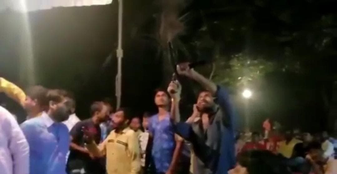 Gorakhpur Crime: सपा नेता का डांस फ्लोर पर कार्बाइन से फायरिंग करते वीडियो वायरल, गिरफ्तार