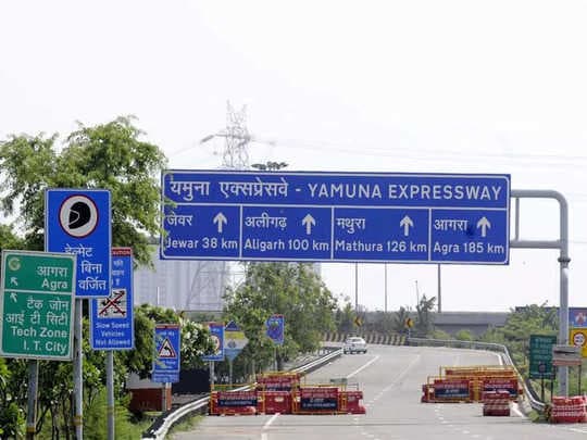 Mathura Road Accident: यमुना एक्सप्रेसवे पर एक्सीडेंट के बाद 11 KM तक घसीटा युवक का शव, टुकड़ों में मिली बॉडी
