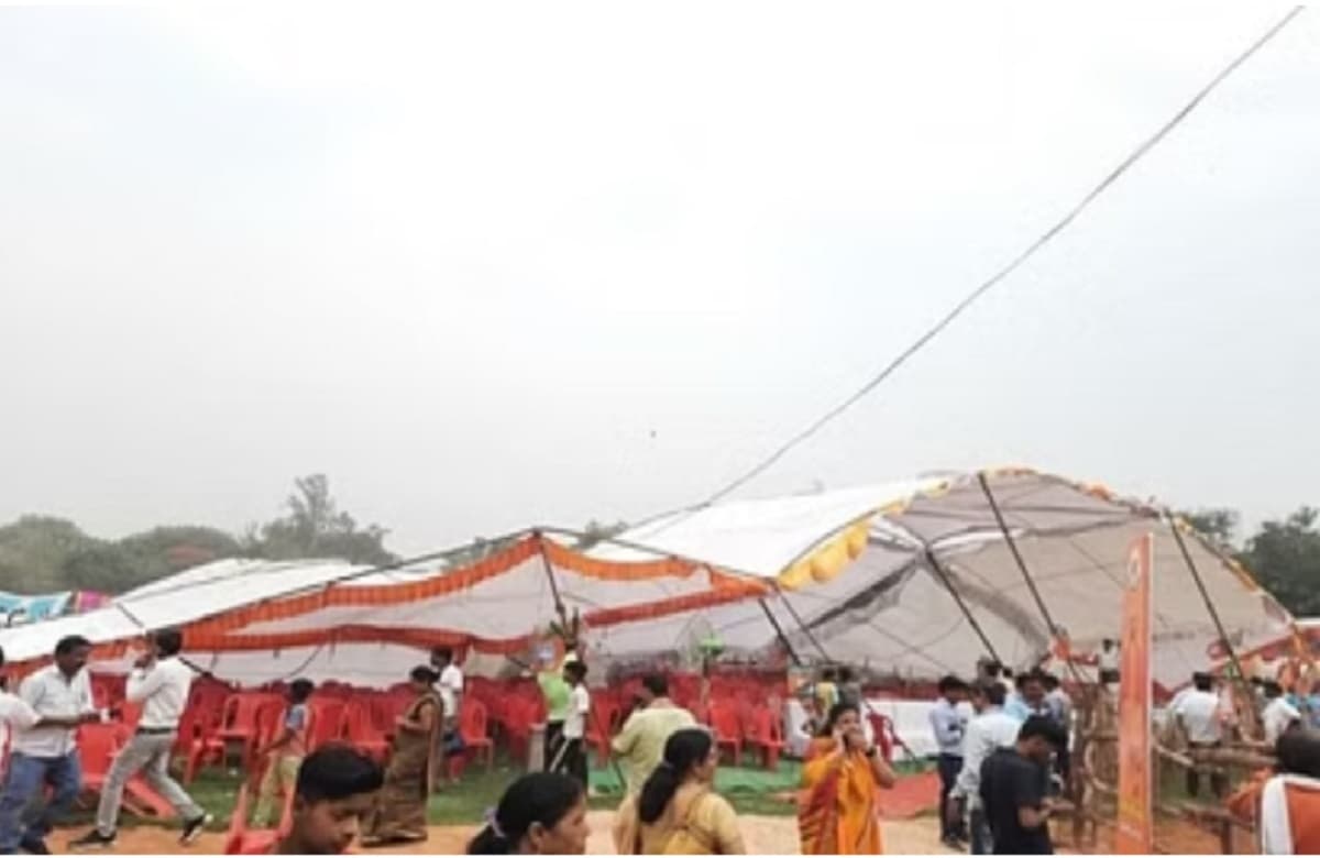 यूपी निकाय चुनाव : सीएम योगी की सभा में हादसा, मुख्यमंत्री के जाते ही आंधी आने से पांडाल गिरा, बाल-बाल बचे लोग