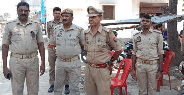 ‘ मुर्गे ‘ ने कराया बवाल, संगीनों के साए में हुए फेरे, पुलिस की गाड़ी में गये दूल्हा-दुल्हन, जानें पूरा मामला