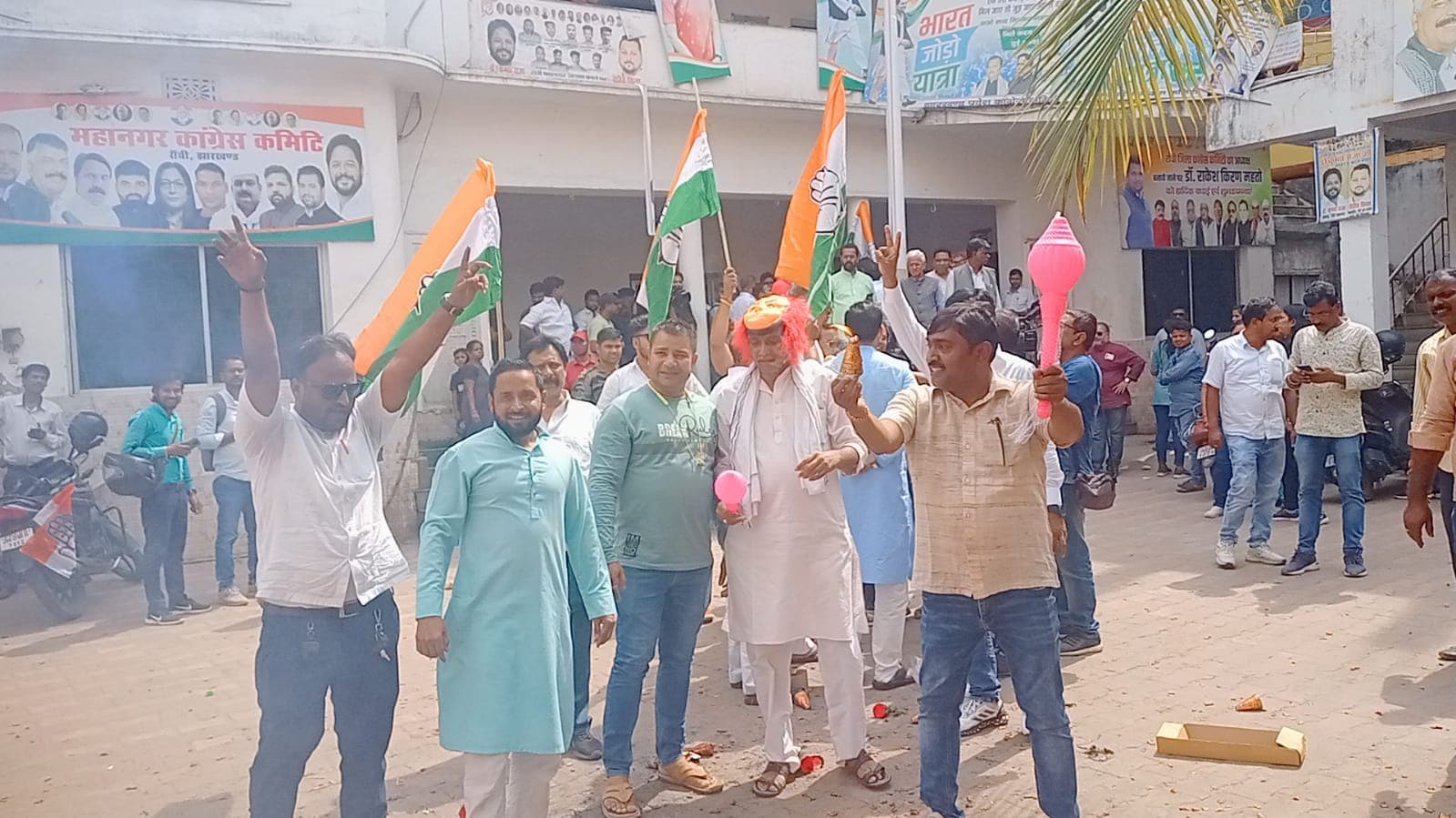 प्रदेश कांग्रेस ने मनाया कर्नाटक चुनाव में जीत का जश्न, छाएं रहे बजरंबली