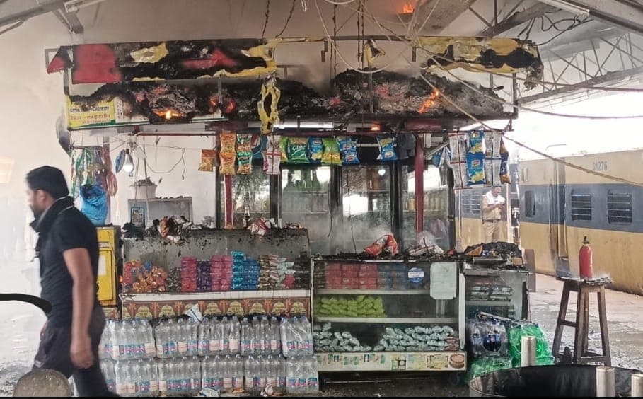 Indian railway : कानपुर सेंट्रल स्टेशन पर फूड स्टॉल में लगी आग, यात्रियों में भगदड़