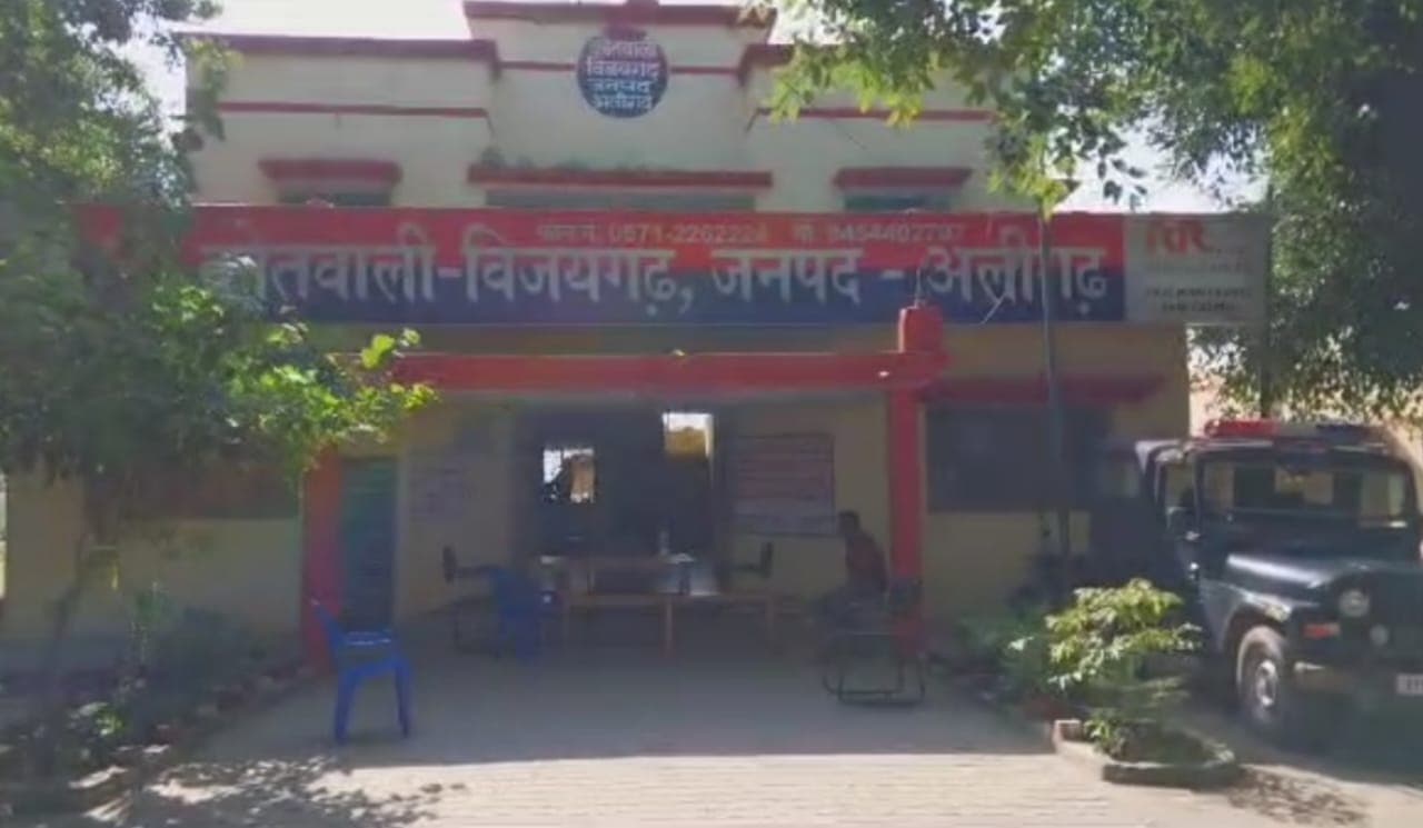अलीगढ़: मंदिर में साधुओं को बंधक बना कर घंटा और नकदी लूटे, पुलिस FIR दर्ज कर आरोपियों की तलाश में जुटी