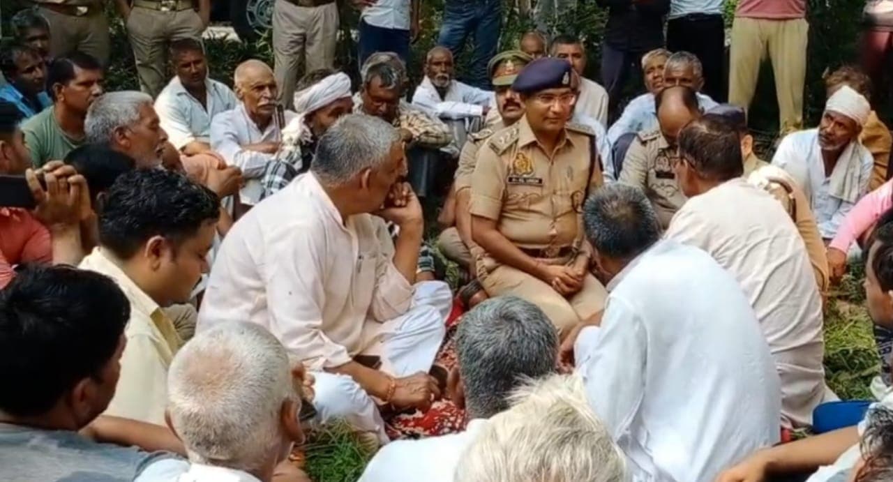 अलीगढ़: मां-बेटी के हत्यारोपियों के घर पर बुलडोज़र चलाने की मांग, मंत्री-सांसद के पहुंचने पर किया अंतिम संस्कार