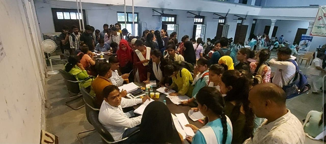 Aligarh : रोजगार महा मेला में छात्राओं का दबदबा,रिक्त 1500 पदों के लिए 800 ने कराया रजिस्ट्रेशन