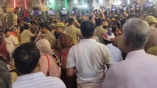 मथुरा: बरसाना में दम घुटने से 2 श्रद्धालुओं की मौत, हादसे के बाद अब भीड़ को सुरक्षित निकालने में जुटा प्रशासन