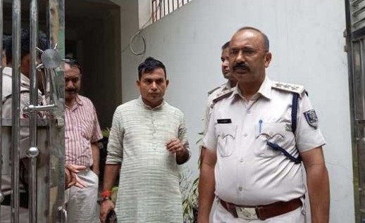 Crime News: महिला दारोगा की मां की फ्लैट में गला रेत कर हत्या, पिता पर लगा यह आरोप…