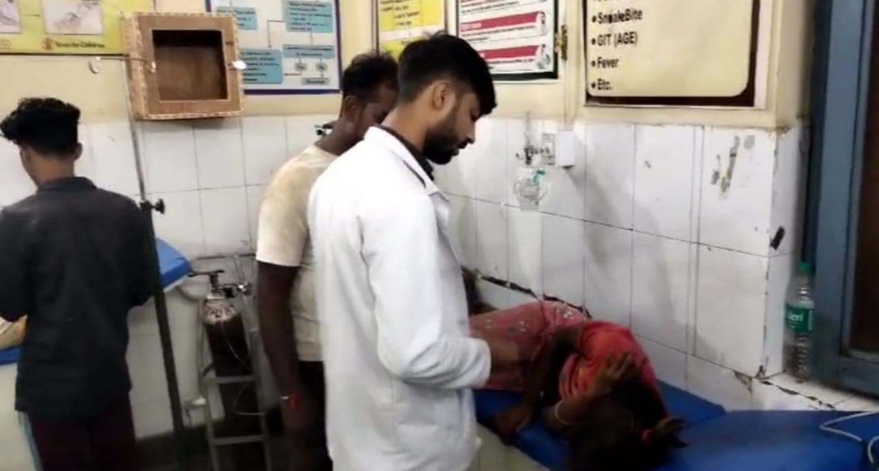 अलीगढ़: पड़ोसी के जर्जर मकान की दीवार गिरने से तीन मासूम बच्चे दबे, एक बच्ची की मौत, लापरवाही का आरोप