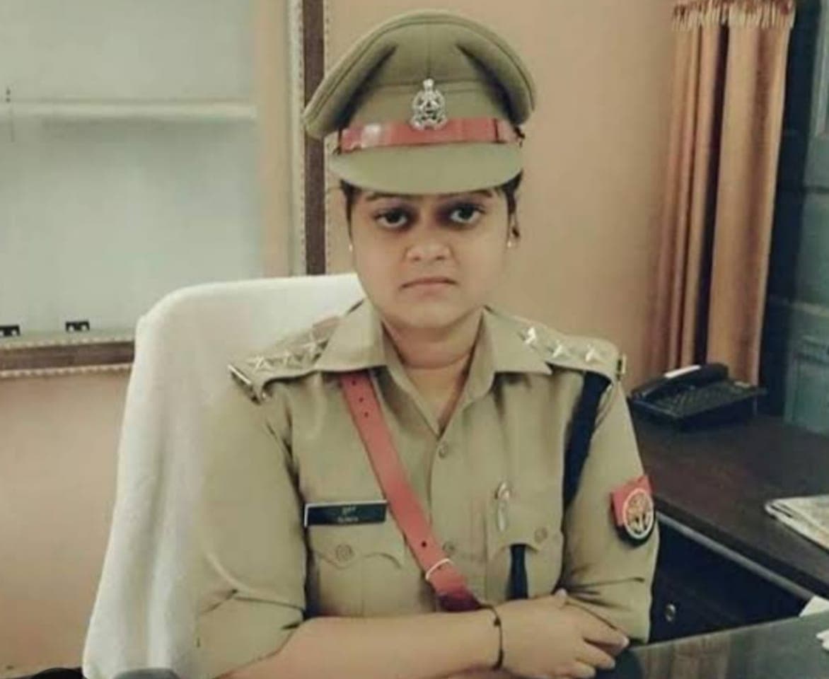 Aligarh के चंडौस में राम बारात पर हमला के मामले में बड़ी कार्रवाई, 24 घंटे में हटाए सीओ गभाना सुमन कनौजिया