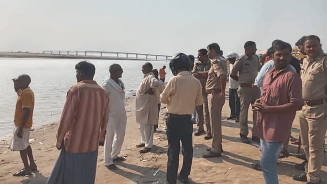 देवरिया: बरहज मेला घूमने गए पांच दोस्त रयू नदी में डूबे, गोताखोर ने 4 को बचाया, एक की मौत