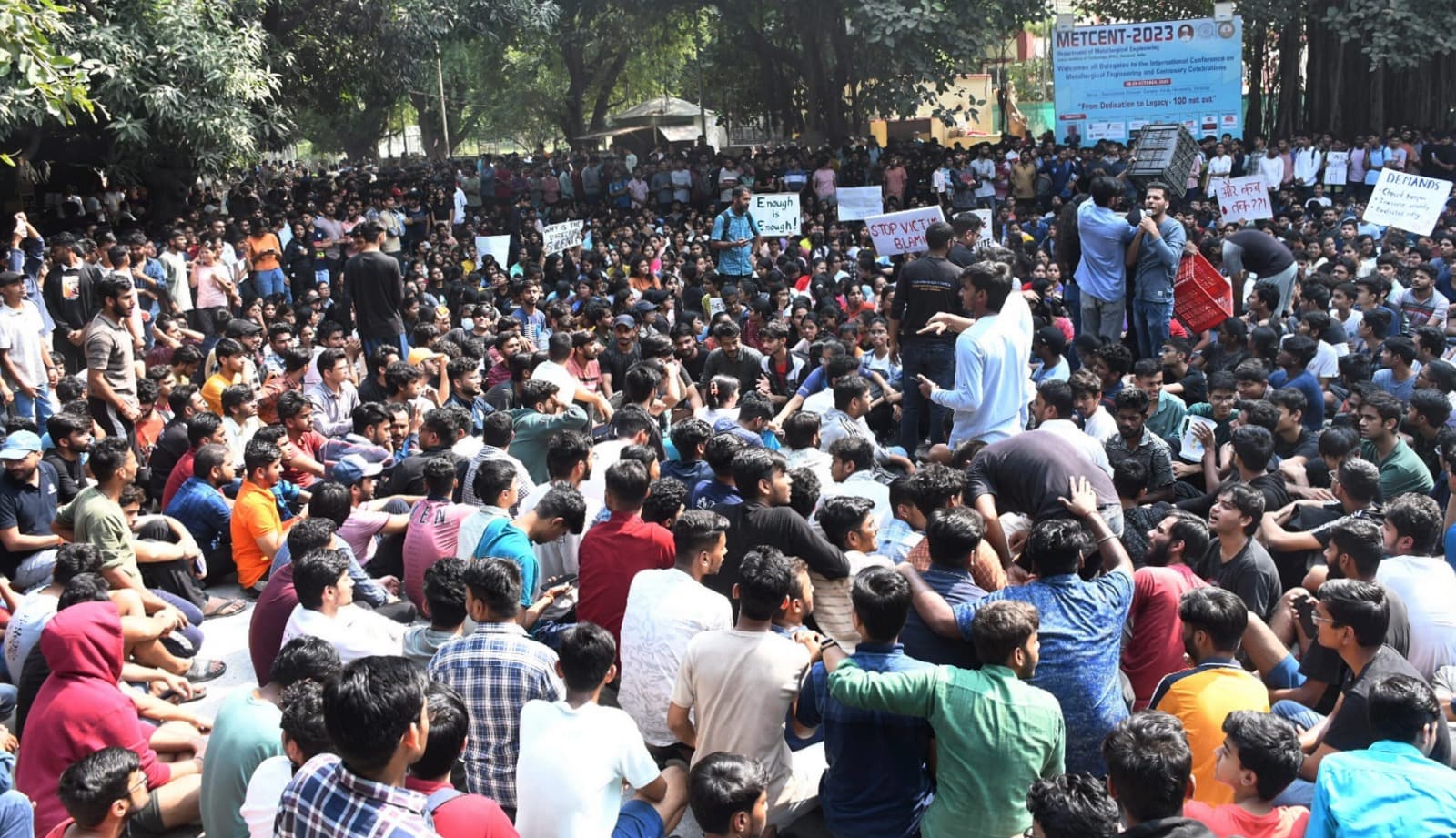 BHU : डेढ़ घण्टे की बातचीत बेनतीजा , रात में बाहरियों की नो एंट्री, कैंपस में वाईफाई बंद, फोर्स बुलाई गई