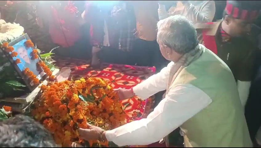 अलीगढ़: शहीद सचिन के अंतिम दर्शन को उमड़ा जन सैलाब, परिवार को सरकार देगी 50 लाख की आर्थिक मदद