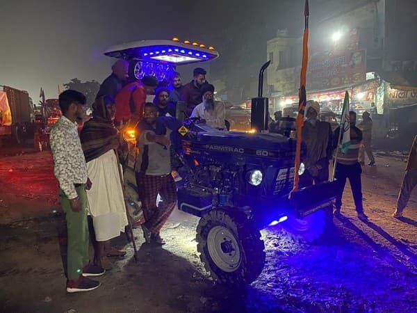 Kisan Andolan : किसानों को उत्साहित करने के लिए अनोखा प्रयोग, ट्रैक्टर पर लगाया डीजे