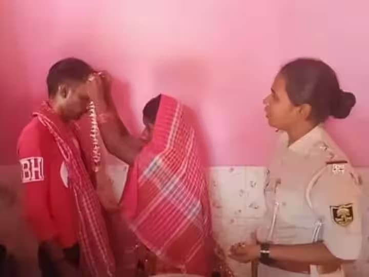 Bihar News: दो बच्चे की मां की थाने में करवायी गयी शादी, महिला कांस्टेबल ने गाए वैवाहिक गीत