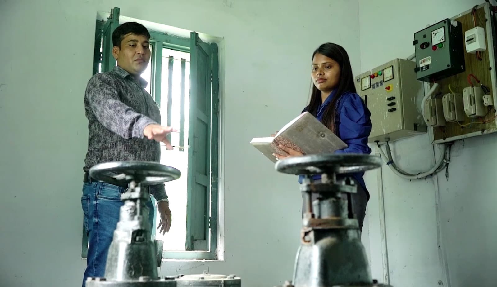 Har Ghar jal Mission: यूपी में पानी सप्लाई की जिम्मेदारी निभा रहीं ग्रामीण महिलाएं, बनी पंप ऑपरेटर Har Ghar jal Mission: यूपी में पानी सप्लाई की जिम्मेदारी निभा रहीं ग्रामीण महिलाएं, बनी पंप ऑपरेटर