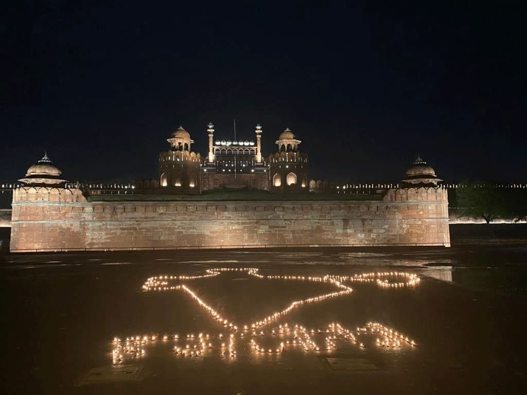 COVID- 19 : विश्व विरासत दिवस के मौके पर लाल किले और कुतुब मीनार पर दीपक जलाकर Coronavirus से लड़ने का दिया संदेश