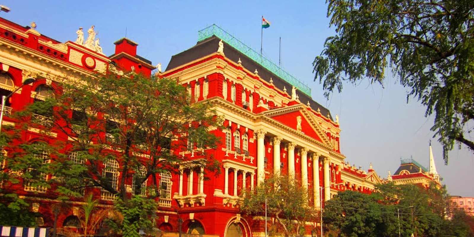 कोलकाता के राइटर्स बिल्डिंग में पुलिसकर्मी ने खुद को गोली मारी कोलकाता के राइटर्स बिल्डिंग में पुलिसकर्मी ने खुद को गोली मारी