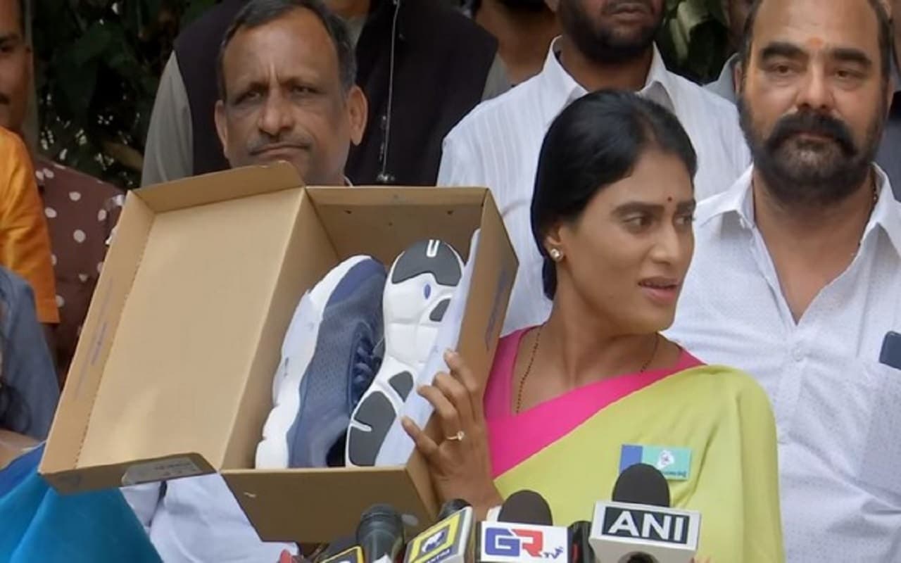तेलंगाना: वाईएस शर्मिला ने मुख्यमंत्री KCR को दी चुनौती, जूता दिखाकर पदयात्रा में शामिल होने के लिए ललकारा!