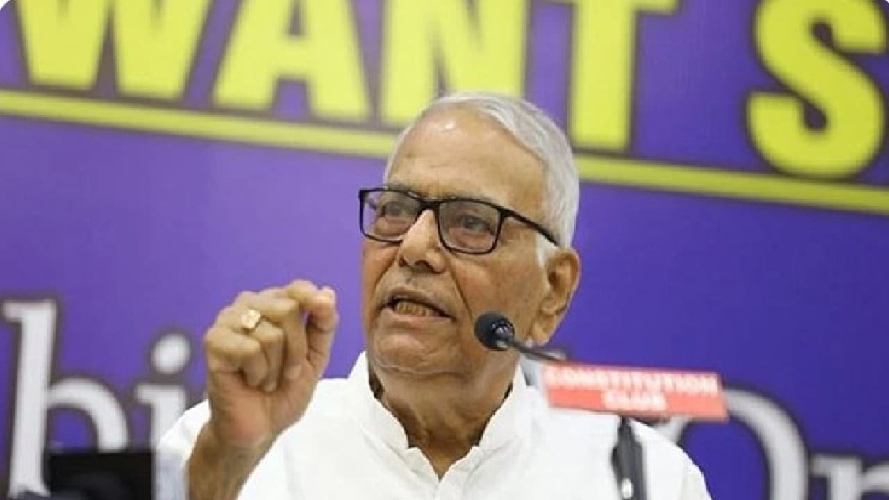 यशवंत सिन्हा का आरोप : पैसे के बूते चलाया जा रहा ऑपरेशन कमल, विधायकों की खरीद-फरोख्त में जुटी है भाजपा