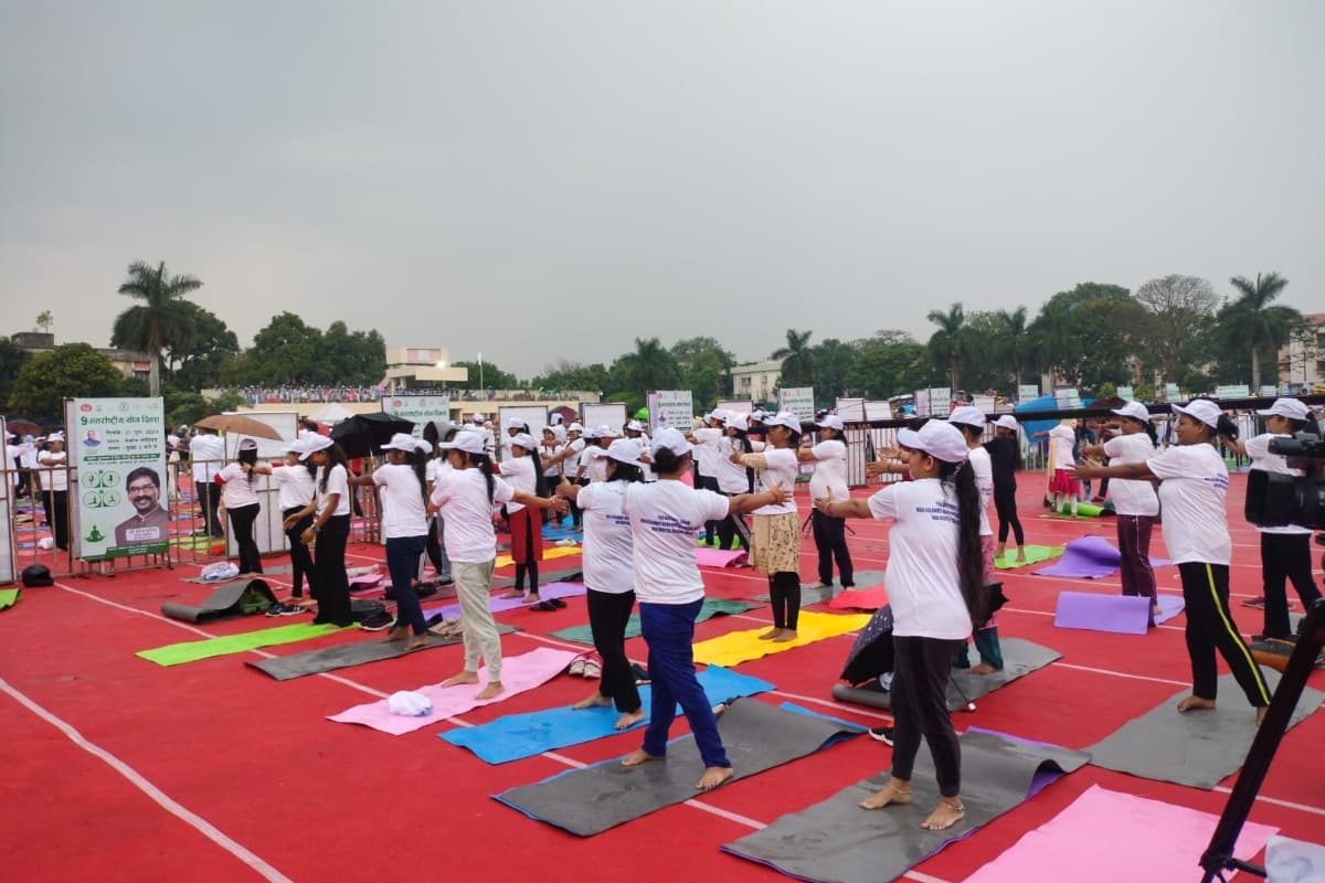 Yoga Day 2023: रांची के मेकॉन स्टेडियम में करीब 4000 लोगों ने एक साथ किया योग, कई मंत्री विधायक हुए शामिल