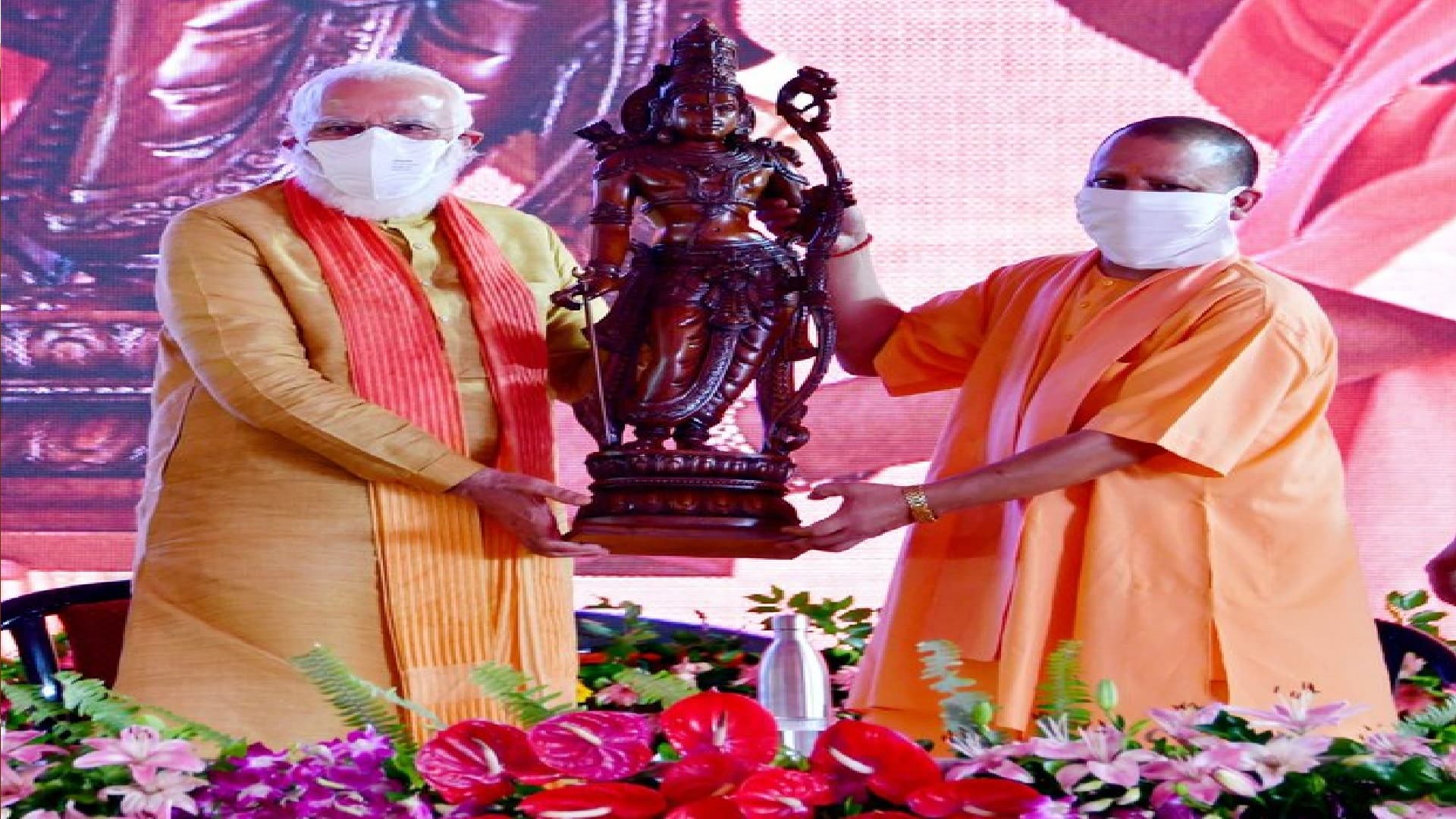 Ayodhya Ram Mandir Bhumi Pujan : योगी ने पीएम मोदी को भेंट की भगवान राम की मूर्ति, भूमि पूजन के दौरान चरम पर पहुंचा रामभक्तों का उत्साह