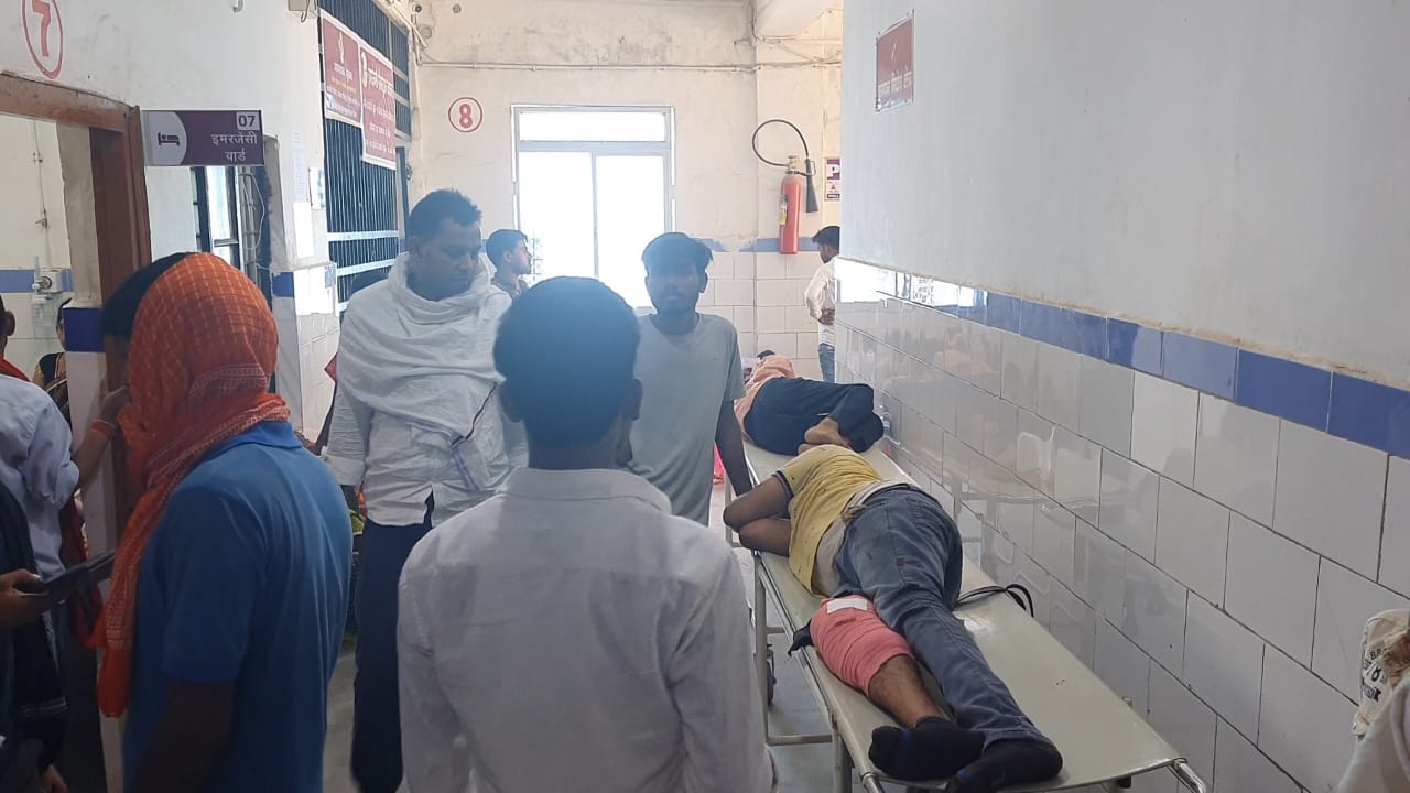 औरंगाबाद में ट्रैक्टर व बाइक की सीधी टक्कर, पैर की हड्डी कई जगह टूटने के कारण पति-पत्नी की हालत गंभीर