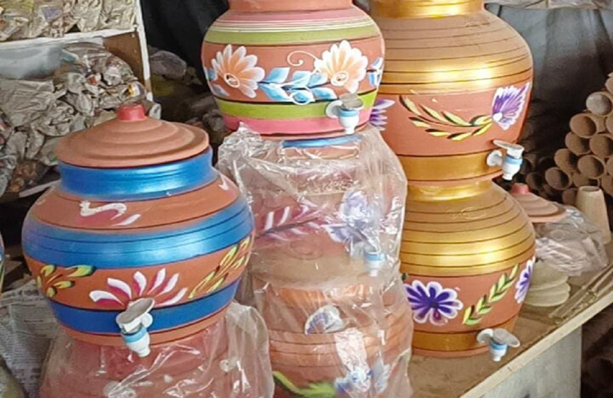 आगरा में बिक रहे ‘पप्पू’ और ‘गुड्डी’, कारीगरों के सम्मान में दुकानदार ने रखा मटकों का नाम