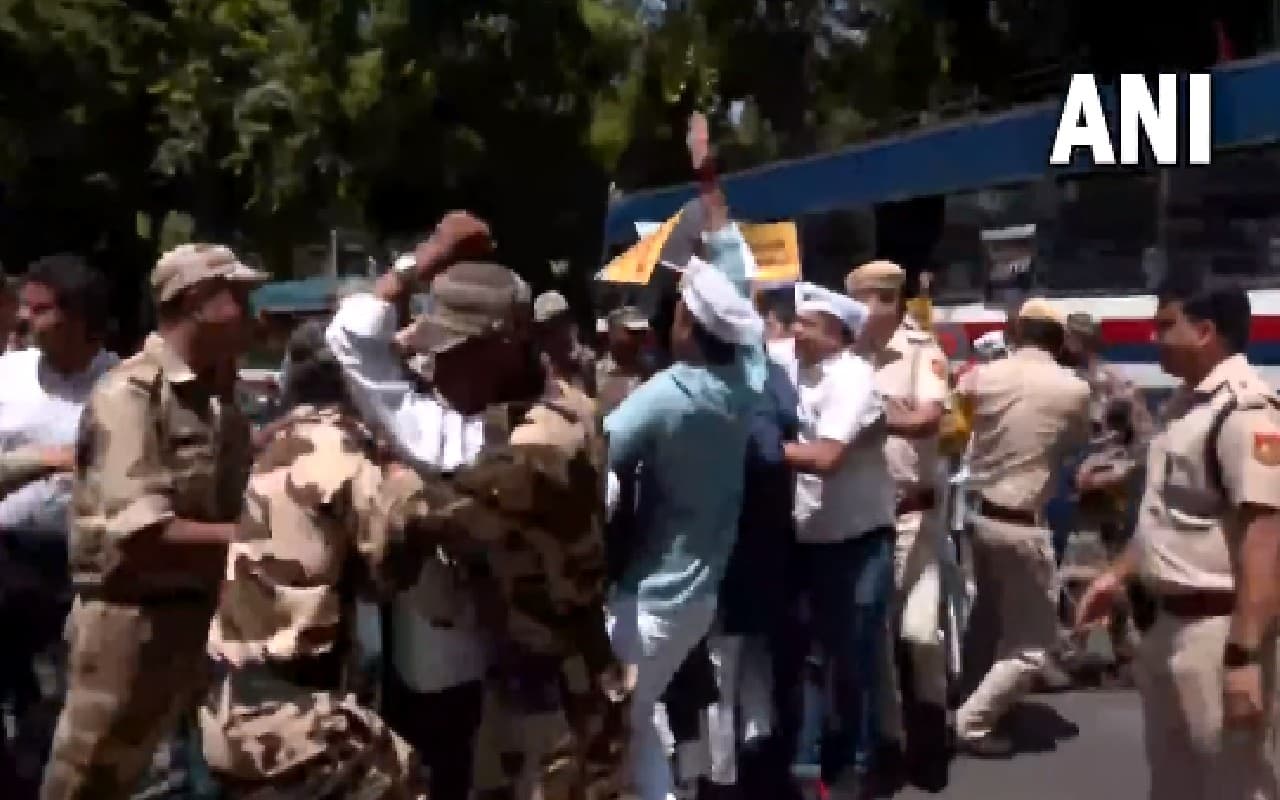 राजस्थान के जालौर की चिंगारी पहुंची दिल्ली, ‘आप’ ने किया कांग्रेस मुख्यालय के सामने प्रदर्शन