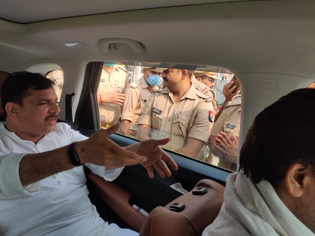 Varanasi News: UP में ‘आप’ की तिरंगा यात्रा अवैध घोषित, सांसद संजय सिंह को पुलिस ने रोका