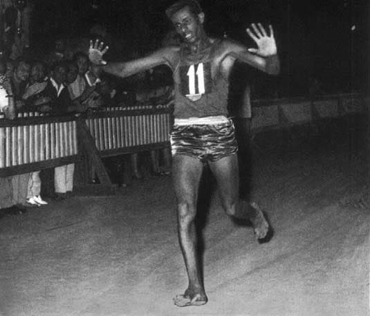 Tokyo Olympic: मैराथन का बादशाह जो नंगे पैर रेस पूरी करके बना चैंपियन, एक हादसे ने बदल दी जिंदगी