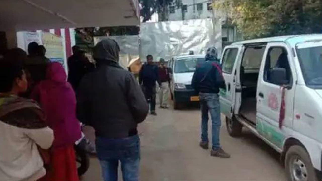 Bihar: देवघर से लौट रही बारातियों की स्कॉर्पियो बांका में हादसे का शिकार, चालक समेत 7 लोग जख्मी
