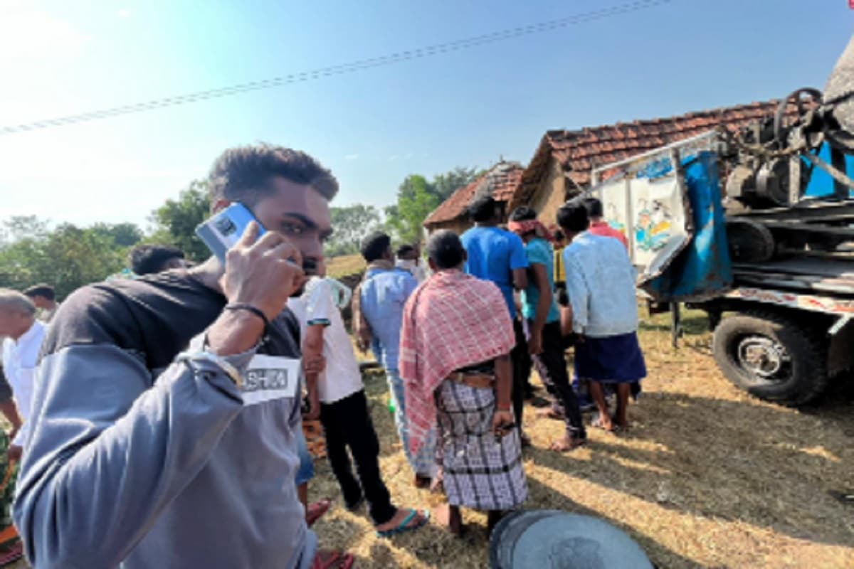देवघर में पिकअप वैन और टेलर में जबरदस्त टक्कर, 1 की मौत, 3 की स्थिति गंभीर