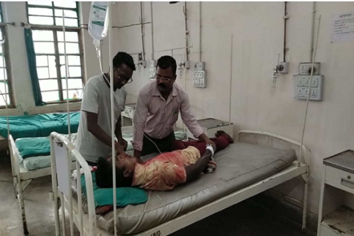 Jharkhand News: चाईबासा में सड़क हादसा: दो बाइक आपस में भिड़ी, 3 स्कूली बच्चे समेत पांच घायल