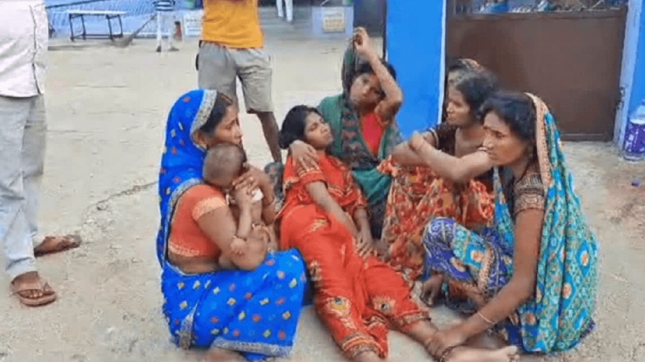 Jammu Kashmir Accident: जम्मू-कश्मीर के पुंछ में दर्दनाक सड़क हादसा, 11 लोगों की मौत, कई घायल Jammu Kashmir Accident: जम्मू-कश्मीर के पुंछ में दर्दनाक सड़क हादसा, 11 लोगों की मौत, कई घायल