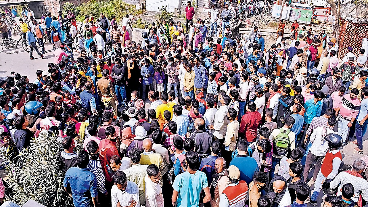 Patna News: मुंगेर में तैनात सिपाही की पत्नी को ट्रक ने रौंदा,कई टुकड़ों में बंटा शव, आक्रोश में सड़क जाम