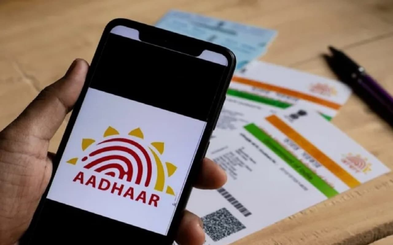 अपने आधार की सुरक्षा ऐसे करें सुनिश्चित, काम आयेंगे ये टिप्स