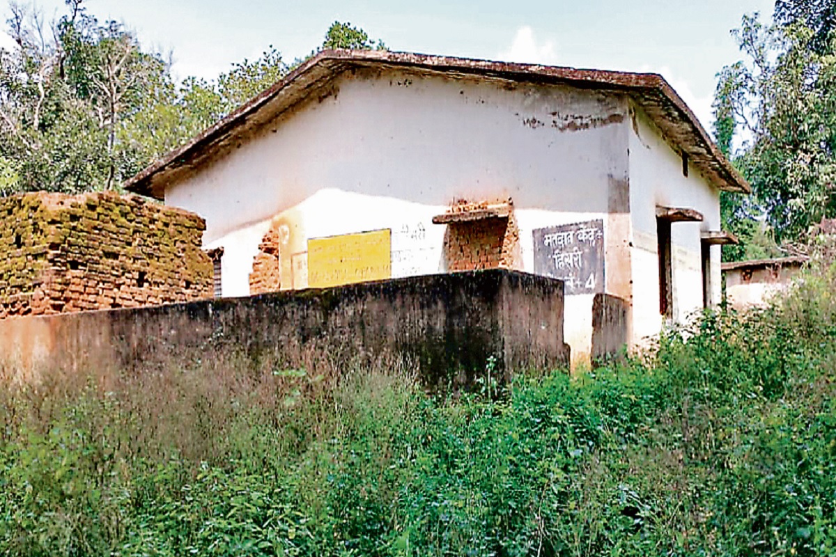 गुमला के इस गांव में आंगनबाड़ी केंद्र सात साल से बंद, बिजली भी नहीं, ग्रामीणों ने उठाया ये सवाल