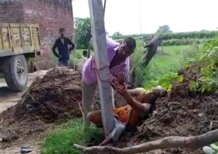 Agra Crime News: पत्नी को खंभे से बांधकर पति में बेरहमी से की पिटाई, वीडियो वायरल होने के बाद मुकदमा दर्ज