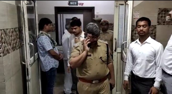 Agra News: आगरा में पुलिस और बदमाशों के बीच मुठभेड़, एक शातिर चोर गिरफ्तार, दो फरार Agra News: आगरा में पुलिस और बदमाशों के बीच मुठभेड़, एक शातिर चोर गिरफ्तार, दो फरार