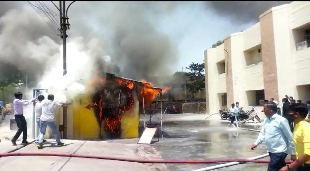 आगराः एसएन इमरजेंसी के मेडिकल स्टोर में लगी भीषण आग, लाखों की दवाइयां जलकर खाक