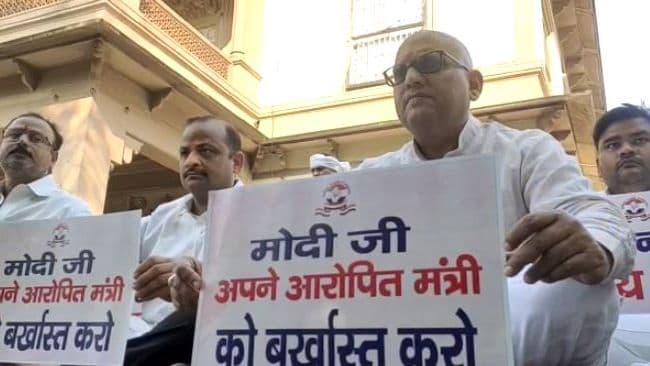 Varanasi News: ‘मोदी जी अपने आरोपित मंत्री को बर्खास्त करो’, मौन प्रदर्शन से पहले बोले पूर्व विधायक अजय राय