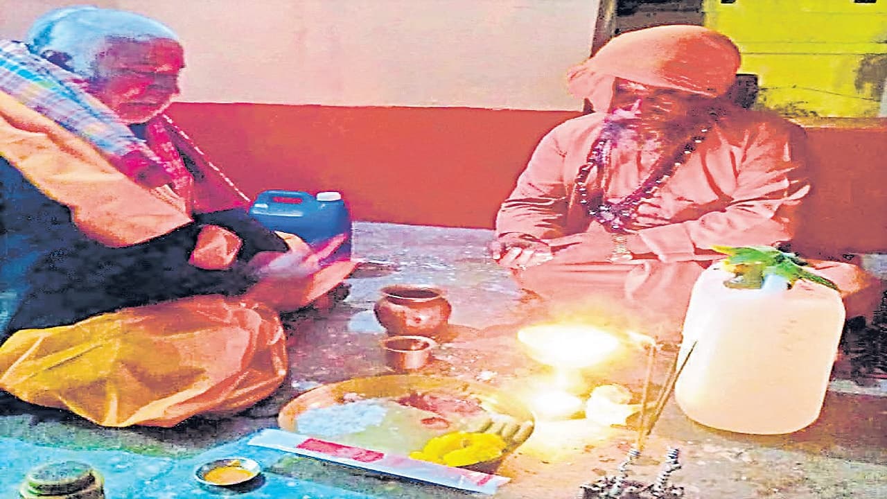 अजगैवीनाथ मंदिर से वैद्यनाथ धाम भेजा गया गंगाजल, महाशिवरात्रि पर बाबा वैद्यनाथ का होगा अंतिम अभिषेक अजगैवीनाथ मंदिर से वैद्यनाथ धाम भेजा गया गंगाजल, महाशिवरात्रि पर बाबा वैद्यनाथ का होगा अंतिम अभिषेक