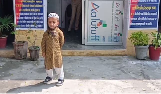 शादी के लिए अजीम ने मुख्यमंत्री से लेकर सरकारी अधिकारियों तक सबसे लगायी है गुहार, अब पहुंचा थाने कहा- मेरी शादी करवाओ शादी के लिए अजीम ने मुख्यमंत्री से लेकर सरकारी अधिकारियों तक सबसे लगायी है गुहार, अब पहुंचा थाने कहा- मेरी शादी करवाओ
