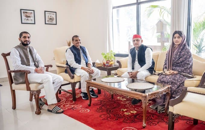 Mainpuri ByPolls: मैनपुरी का गढ़ बचाने साथ में आया सैफई कुनबा, अखिलेश-डिंपल ने शिवपाल से लिया आशीर्वाद