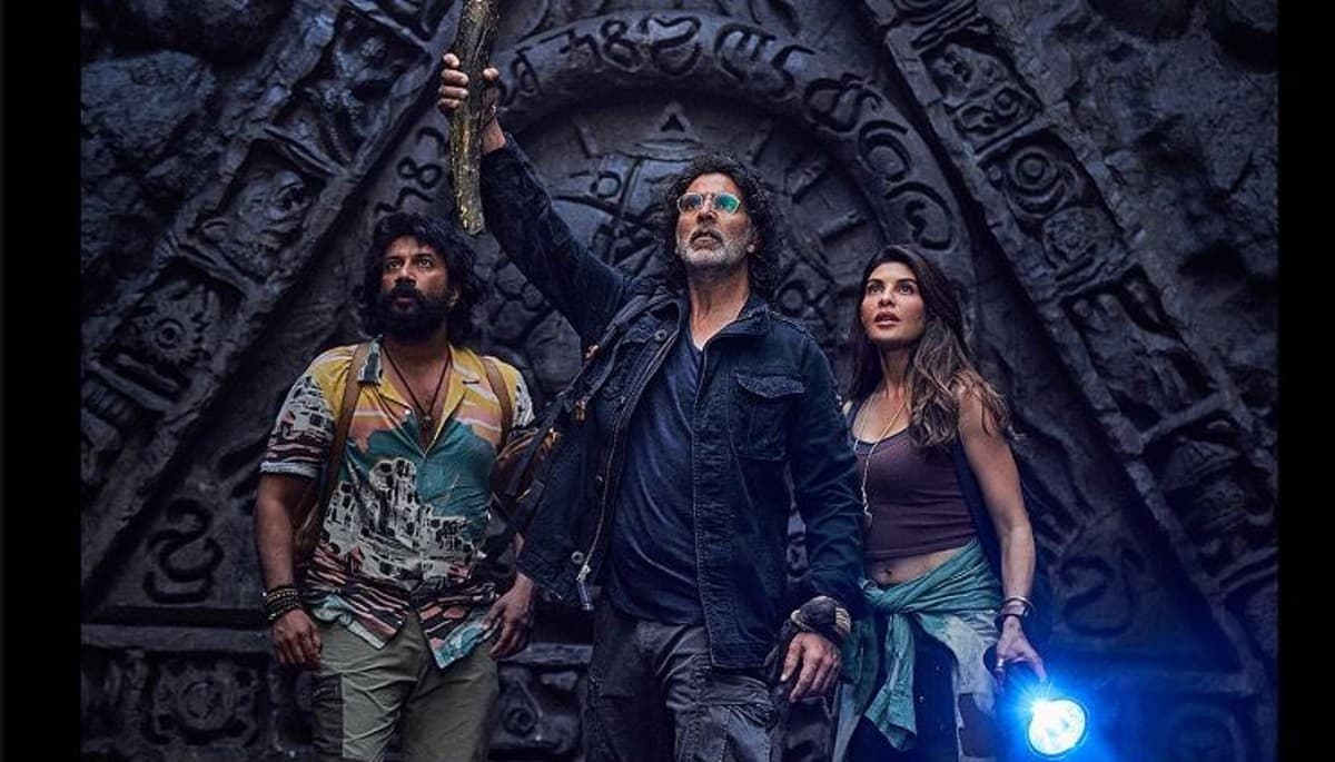 RAM SETU के फर्स्ट लुक में फायरलाइट थामे दिखे अक्षय कुमार, इस खास मौके पर रिलीज होगी फिल्म