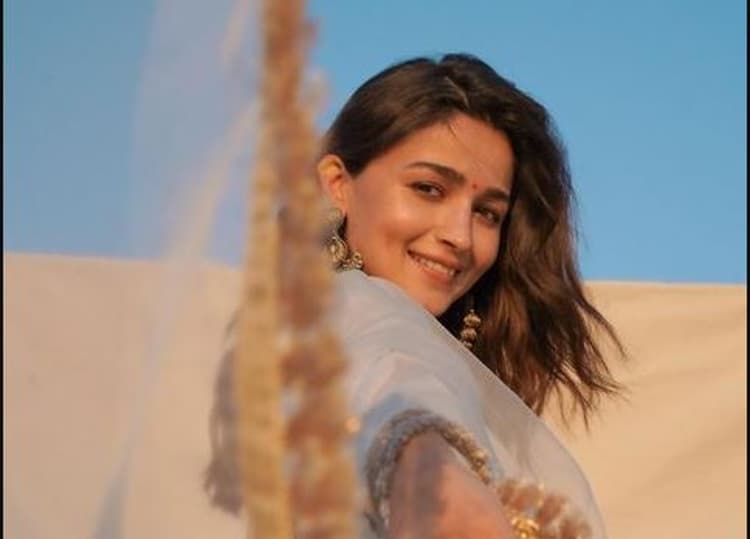 आलिया भट्ट ने पति रणबीर कपूर के साथ नहीं... इस खास शख्स के साथ देखी गंगूबाई काठियावाड़ी, देखें वायरल फोटो